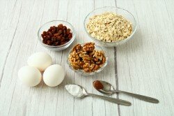 ШАГ 1:
Как сделать ПП печенье из овсяных хлопьев? Подготовьте необходимые ингредиенты. Сухофрукты можно взять любые по желанию (курага, чернослив, инжир), а также сушеные ягоды (клюква, вишня). Либо сделать микс. Если хотите снизить калорийность печенья, возьмите только белки от 4-5 крупных яиц.