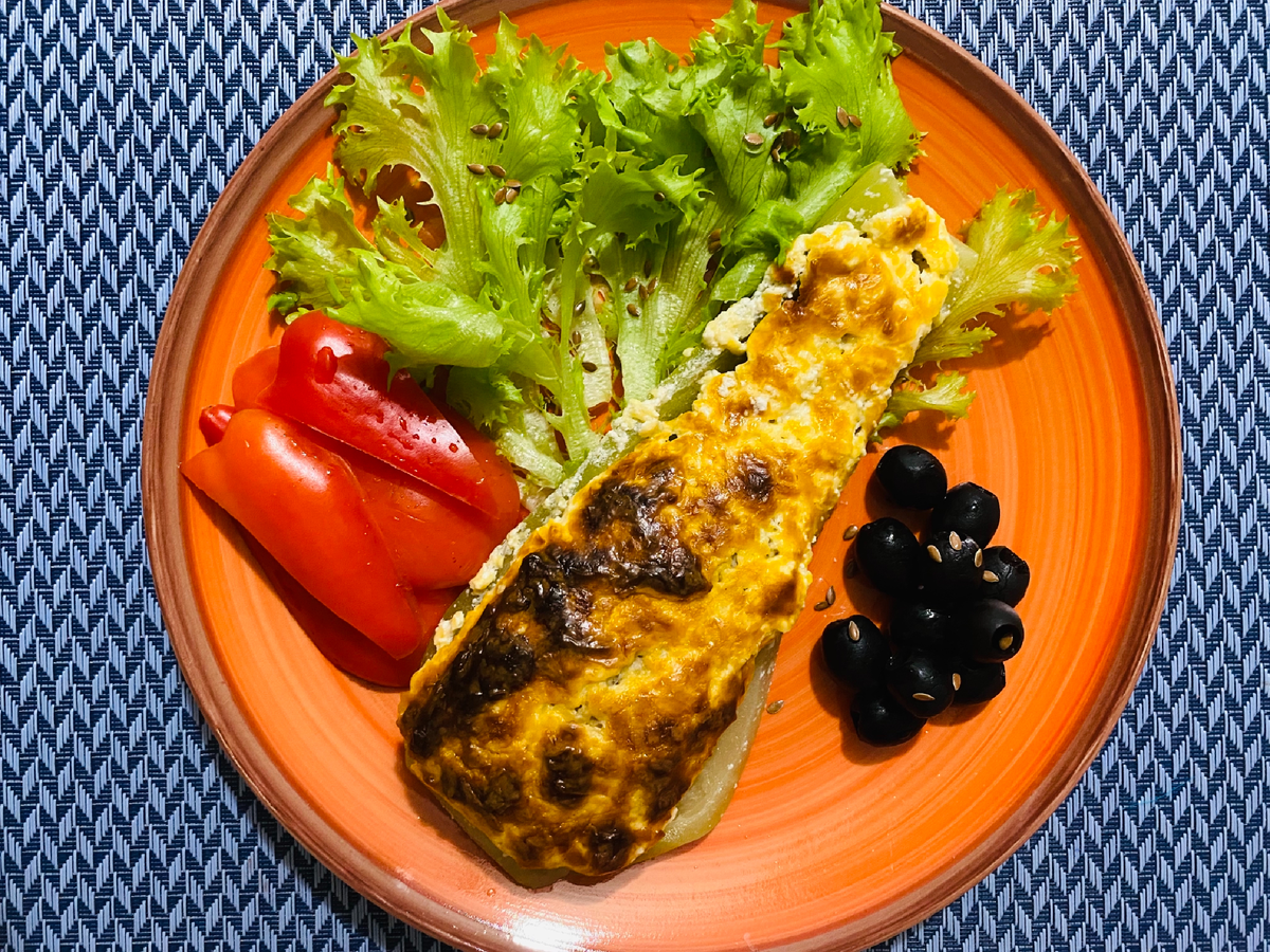 Кабачок с фаршем из свинины, говядины и булгура под шапкой из сыра и сметаны, листья салата, болгарский перец, маслины. Фото автора.