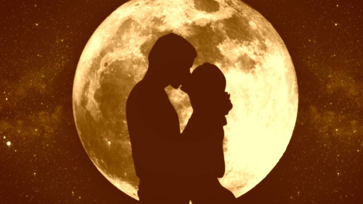 Romance planet. Поцелуй под луной. Влюбленные на фоне Луны. Двое на фоне Луны. Силуэт на фоне Луны.