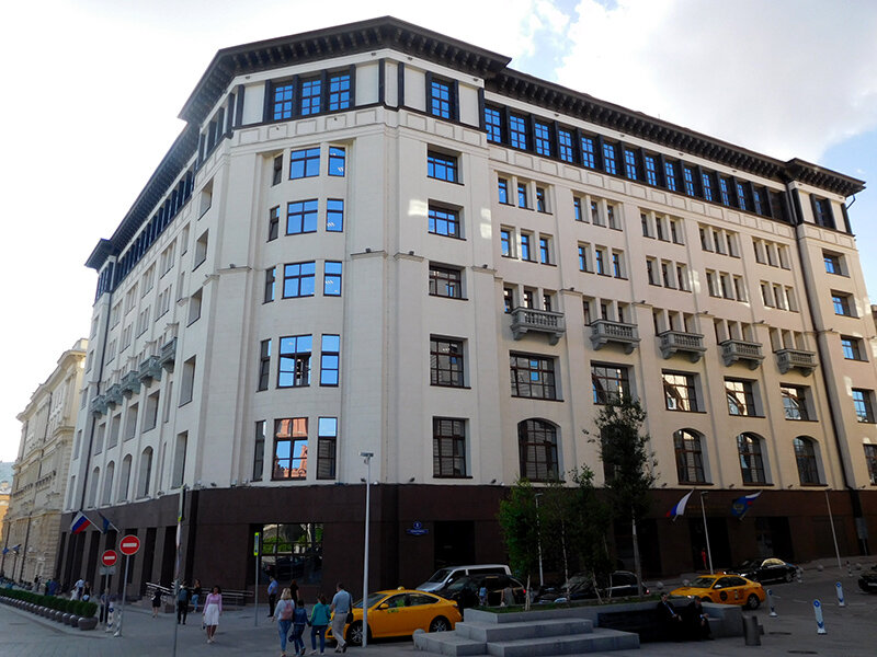 Здание по адресу Театральный проезд, 3с8. В наше время там размещается Министерство транспорта. Фото отсюда: https://progulkipomoskve.ru