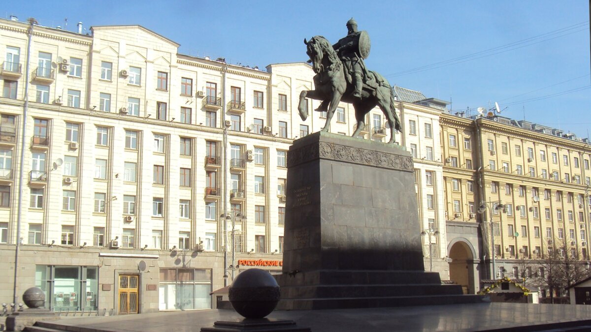 Памятник Юрию Долгорукому