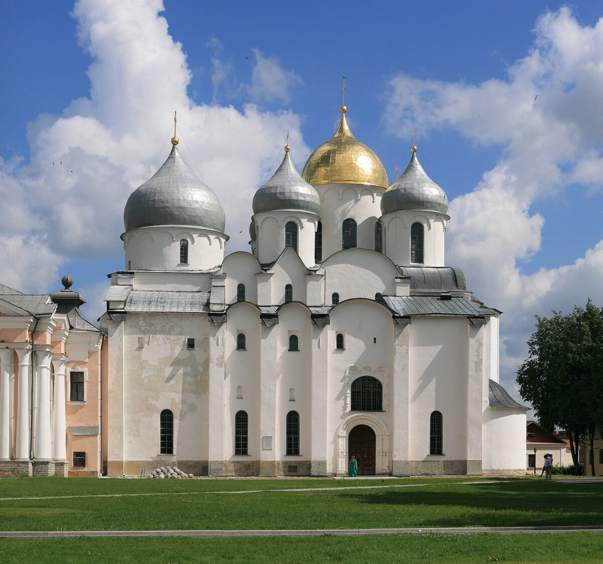 Софийский собор в Новгороде. Источник: https://commons.wikimedia.org/wiki/File:VNovgorog_SaintSophiaCathedral_VN63.jpg 