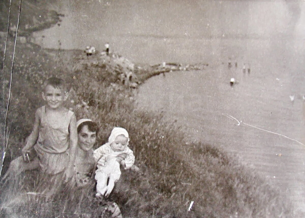 Внизу пляж, за тростниками его не видно...