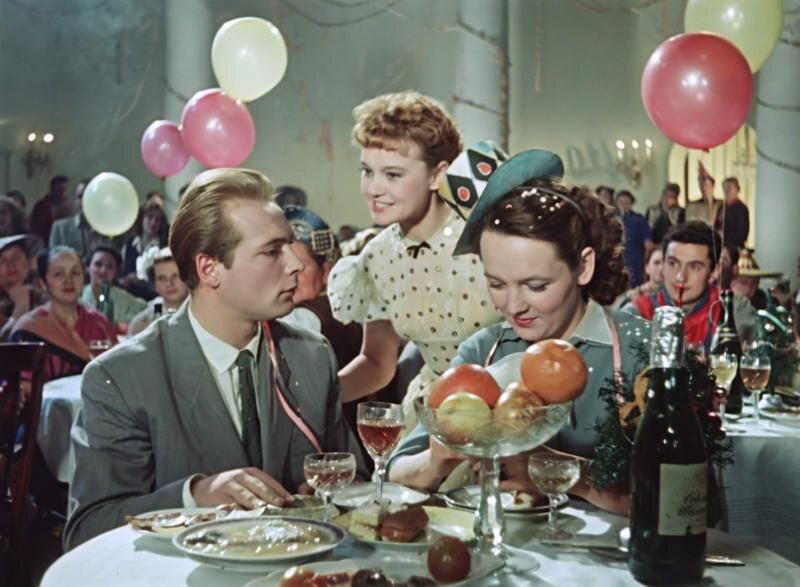 карнавальная ночь какой год выпуска. эльдар рязанов, 1956 г. ). людмила гурченко "пять минут" (1956). карнавальная ночь какой год выпуска.