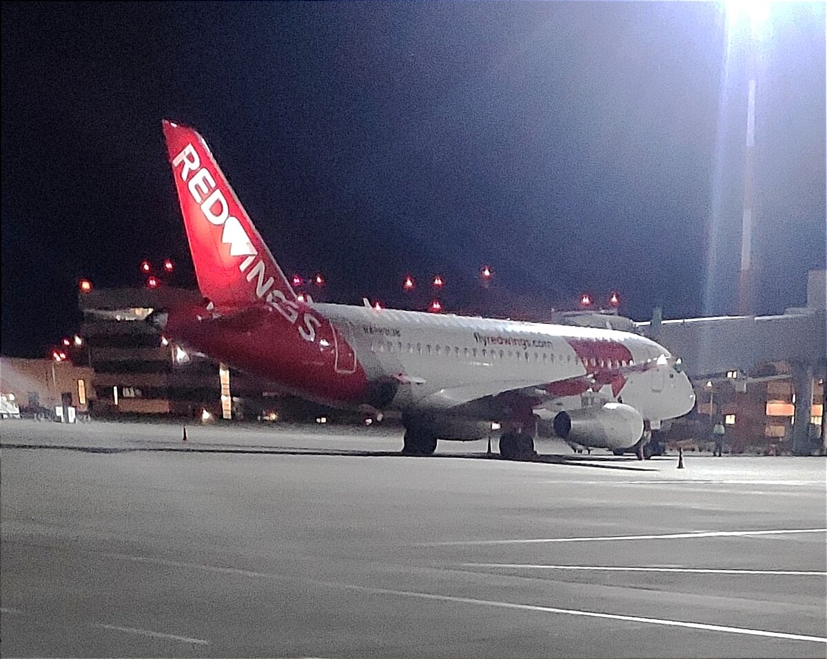 Самолет SSJ-100 