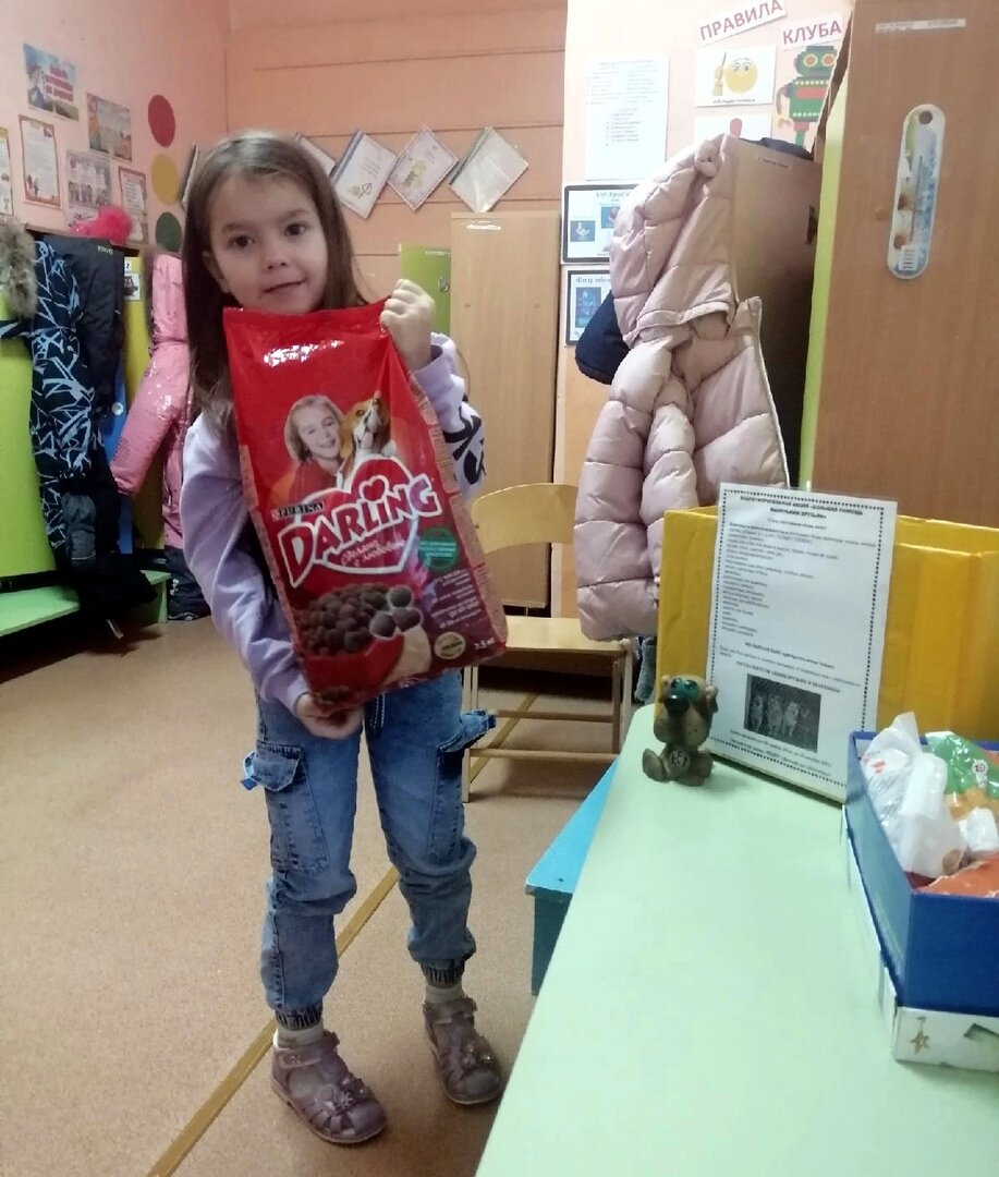 Дети улыбаются и делятся добром с обездоленными животными.  Увидеть еще улыбки, можно пролистав галерею с помощью стрелочки справа на каждом фото. 