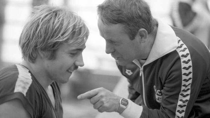     Рекордсмен Европы в комплексном плавании на 200 и 400 метров Александр Сидоренко (слева) и тренер по плаванию Игорь Кошкин. РИА Новости