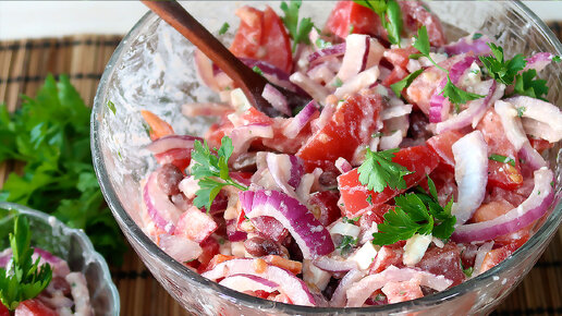 Салат с брынзой, фасолью, помидорами и ялтинским луком.