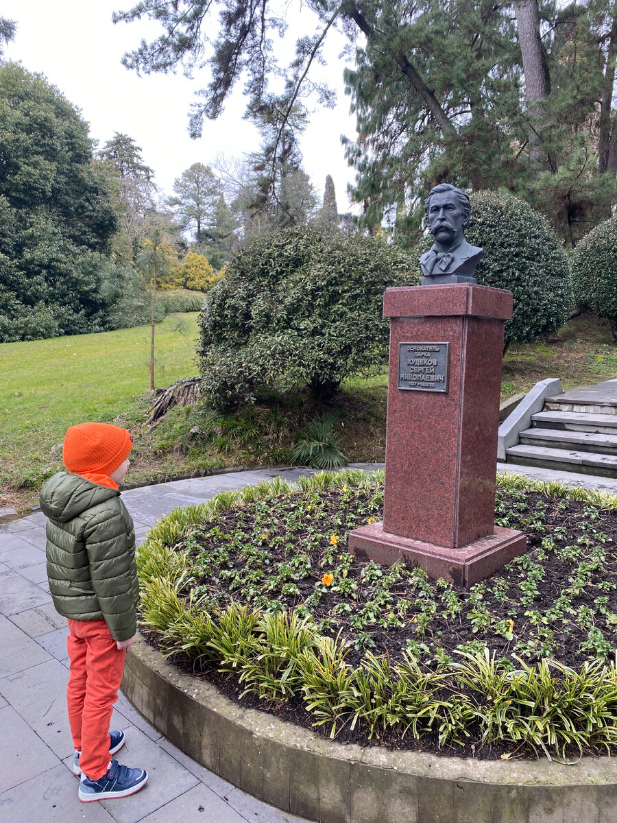 Фото автора. Петя всегда изучает информацию об основателе дендрария