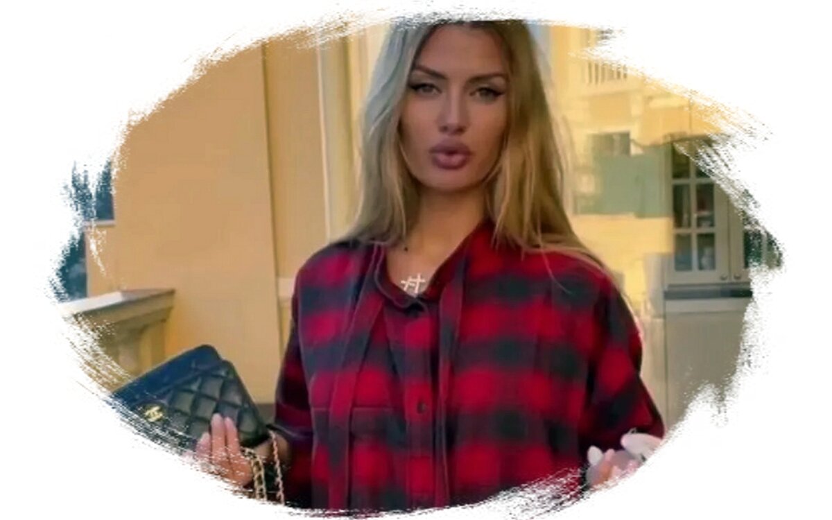 Российский блогерши принимают участие во флешмобе против популярного бренда Chanel в знак протеста.