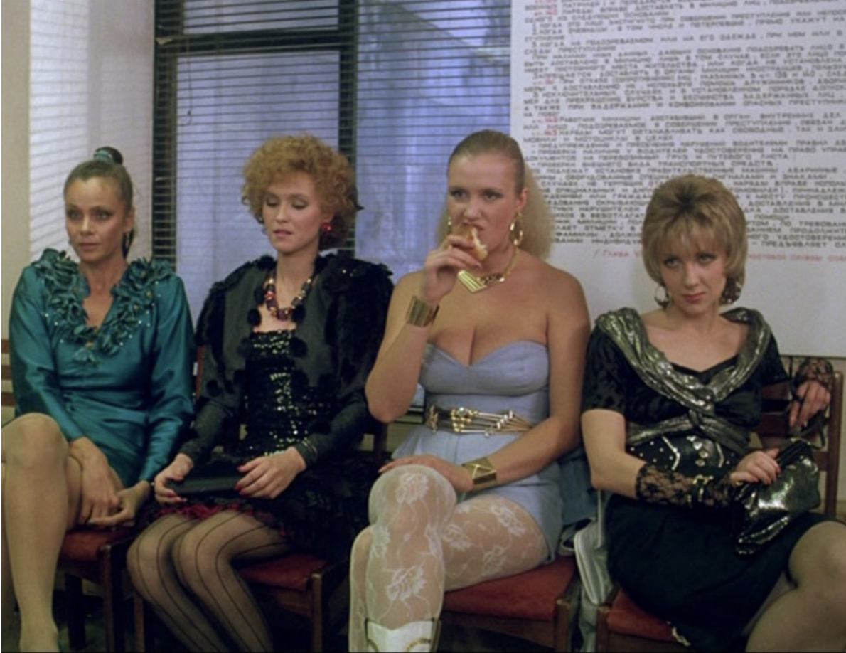 Кисуля-Дапкунайте в шикарных колготках в вертикальную полоску. Что за вещь ни возьми — пощёчина советскому вкусу 