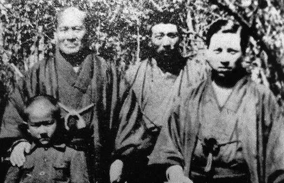 Уэсиба Киссёмару со своим отцом в саду Уэсиба Дзюку в 1925 году.