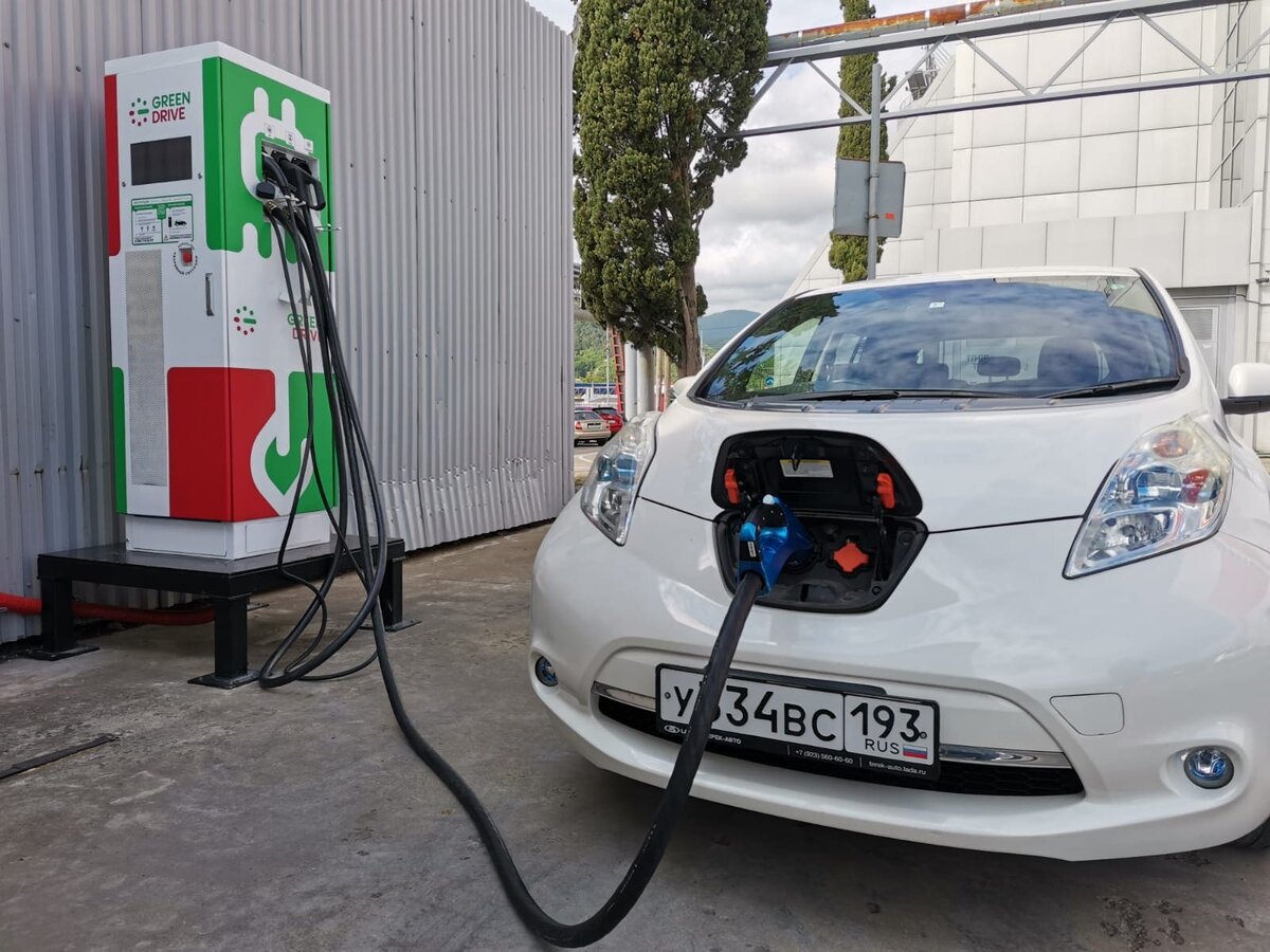 Сверхмощная ЭЗС 202 кВт для параллельной зарядки 3 электромобилей в ТЦ Красная площадь в Туапсе