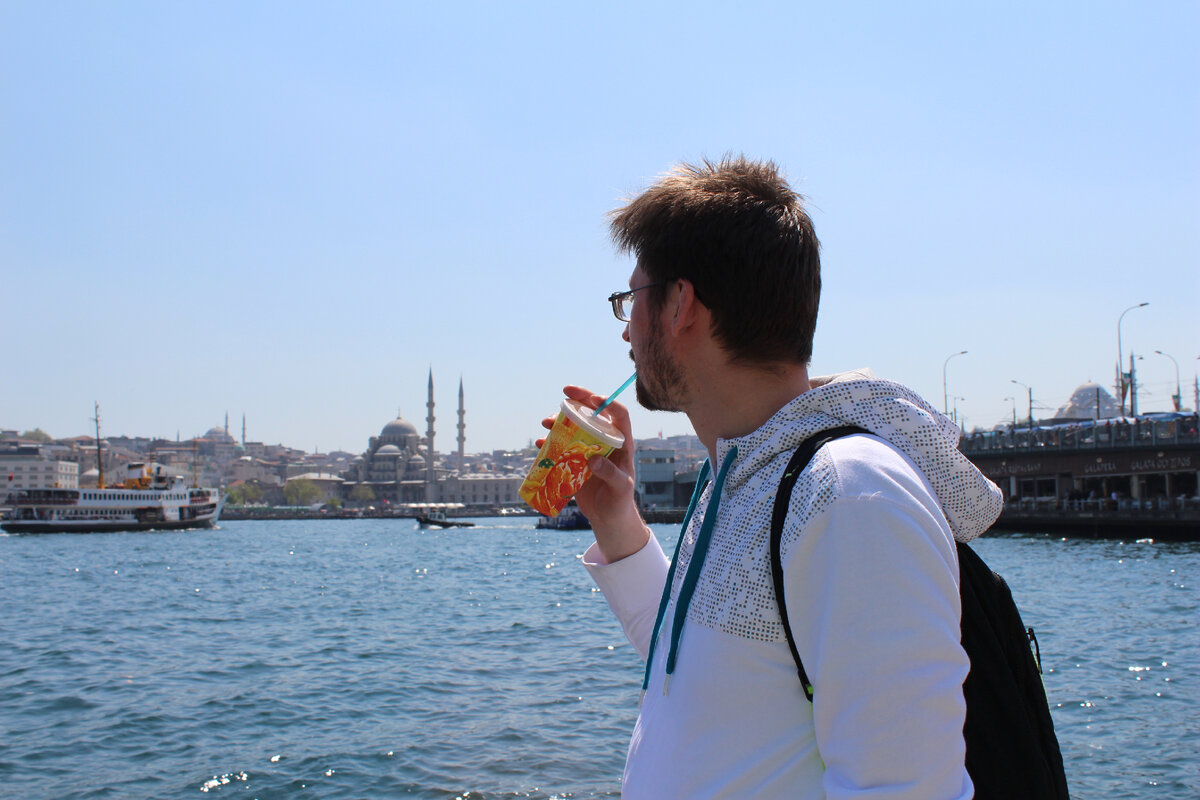 Кирилл любуется видами Стамбула, попивая апельсиновый сок