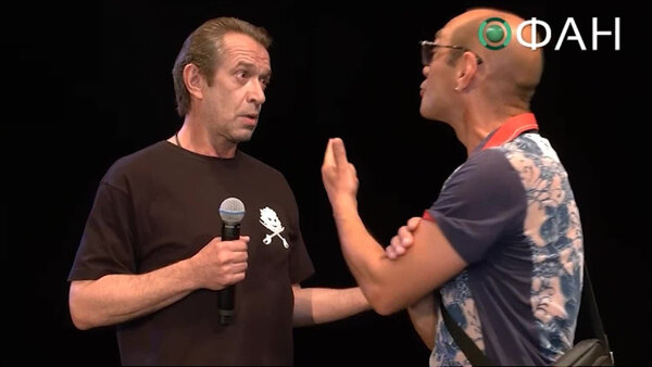 Актёр Машков выступил перед жителями Донецка в драмтеатре. Видео © РИА ФАН