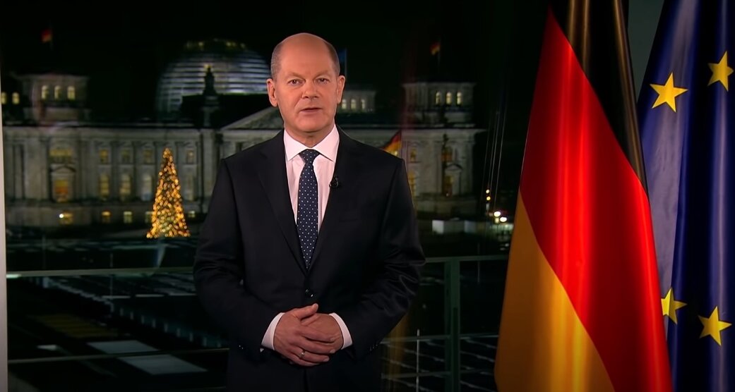 Канцлер Германии Олаф Шольц. Кадр из новогодней речи канцлера.