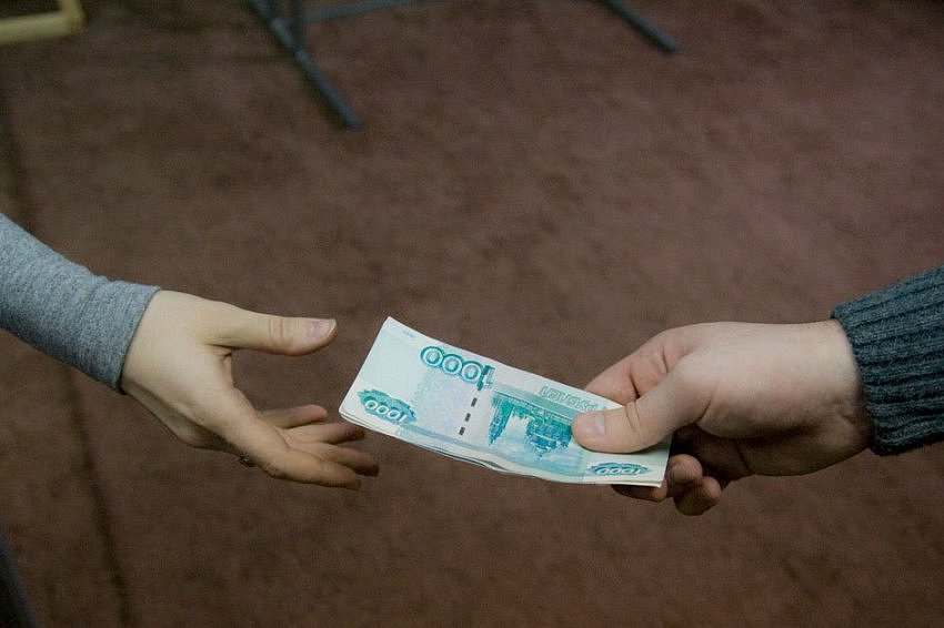 Взять в долг тысячу рублей. Не возвращают деньги. Требует деньги. Просить денег в долг. Дать в долг