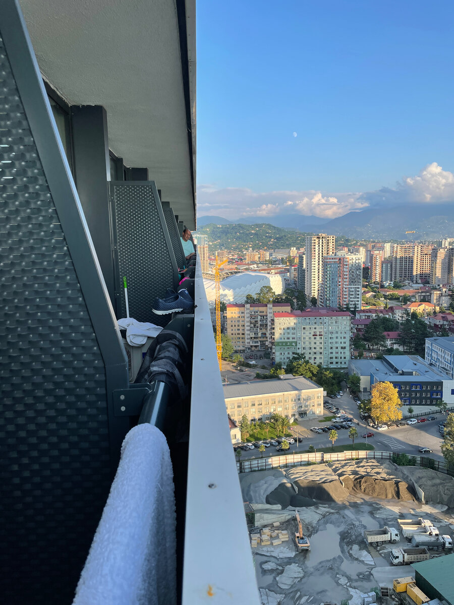 как раз мой сосед через 2 номера решил полюбоваться на море