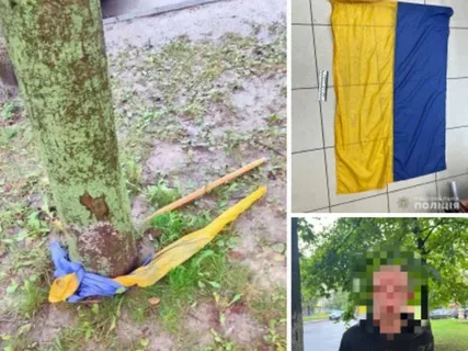 Об этом сообщает полиция области в Facebook. 
34-летний житель на улице Князя Романа снял прикрепленное к зданию многоэтажки деревянную рукоятку с государственным флагом Украины и, переломив ее на две части, сорвал полотно.

"Затем, в присутствии прохожих, демонстративно бросил его на землю и начал топтать и вытирать об него ноги, проявляя собственное пренебрежительное отношение к государственному символу Украины",- отмечают в полиции.

После этого мужчина с места происшествия скрылся, однако патрульные полицейские разыскали его неподалеку.

Злоумышленнику сообщено о подозрении в публичном надругательстве над государственным флагом Украины, он находится в изоляторе временного содержания.

В полиции отмечают, что никаких объяснений своим действиям мужчина пока не дает. За содеянное ему может грозить до трех лет лишения свободы.