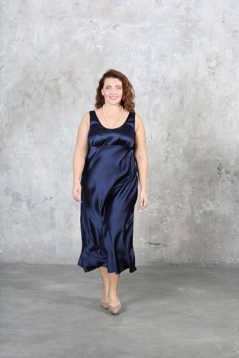 Платье вообще бесподобно струится и не в последнюю очередь засчет расположения молнии в боковом шве. Без неё надевать было бы неудобно, а на спине она может нарушать мягкость облегания. 