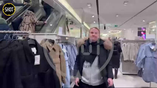 Обстановка в магазине H&M на Тверской в последний день перед закрытием. Видео © Telegram / SHOT