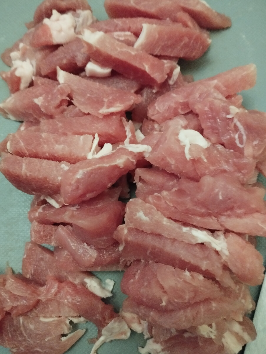 2. Нарезать в виде соломки свинину. И немного посолить.