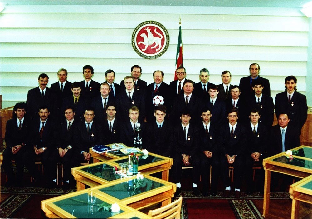 1992 год. Футбольный клуб «КАМАЗ» на встреча с Премьер-министром Татарстана Сабировым по случаю выхода команды  в Высшую лигу