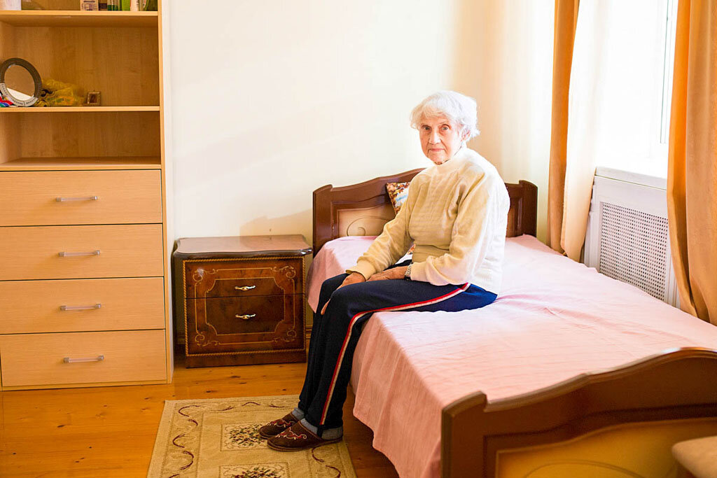 Какие условия в доме престарелых. Кровать для пожилых. Спальная кровать для пожилого человека. Комната пенсионера. Удобная кровать для пожилых.