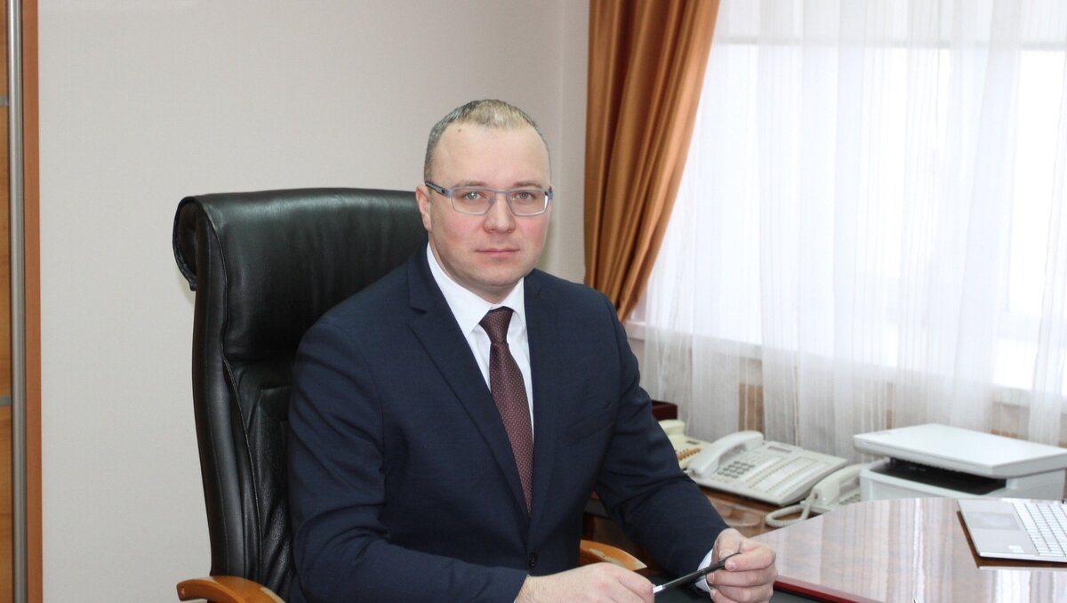     Дело арестованного мэра Димитровграда Андрея Большакова может сказаться на предвыборной гонке в Хакасии. Всё из-за тесной связи Большакова с политтехнологом от КПРФ Богданом Павленко, курирующим предвыборную кампанию коммуниста Валентина Коновалова.
