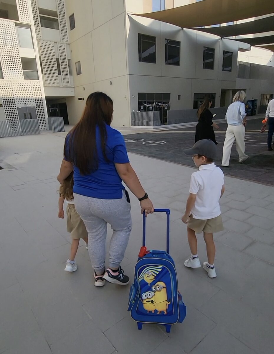 Школьная помощница встречает детей перед занятиями