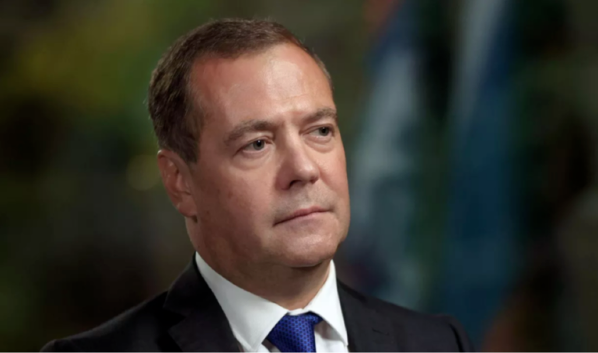    Медведев заявил, что капитуляция Украины откроет путь к миру