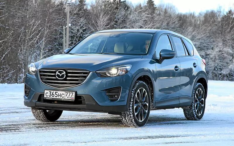 Разброс цен на CX-5 велик: от миллиона до двух, в зависимости от возраста и пробега. Цена машин с дизелем примерно на 210 тысяч рублей выше, чем с бензиновым 2.0. Версии 2.5 находятся где-то посерединке. К мелким недостаткам модели можно отнести мягкое ЛКП, ломкий привод боковых зеркал, быстро облезающий руль, посредственную шумку, глюки электроники. Набор не смертельный, и так сейчас у многих.