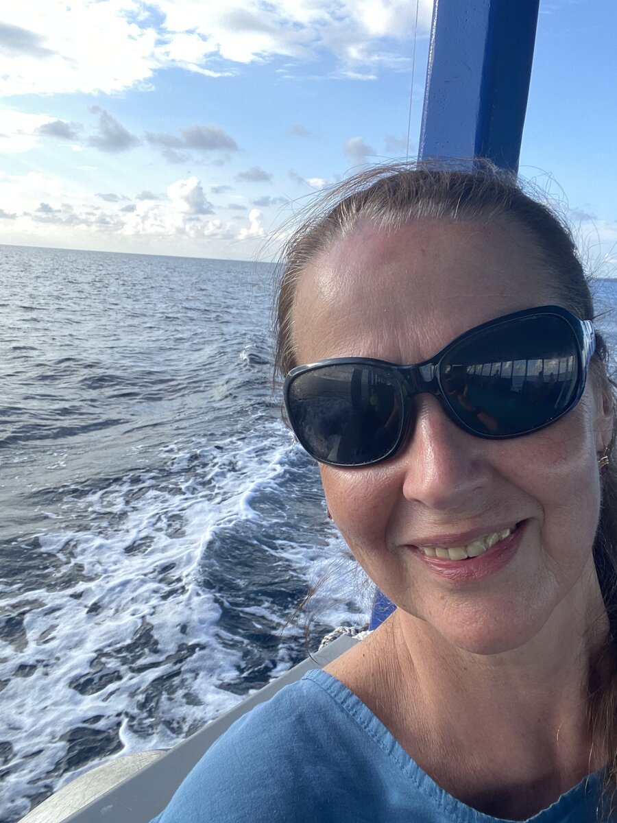 На лодке в открытом океане