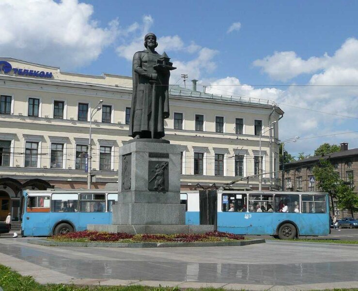 Памятник Ярославу Мудрому на Богоявленской площади в Ярославле. https://key-ms.ru/wp-content/uploads/5/e/2/5e21fb7b25de7dce57f46a77cc543e57.jpeg
