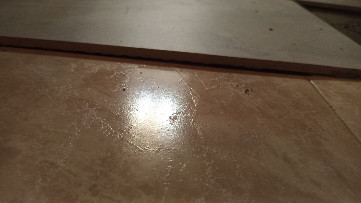 Порожка нет, а зазор есть