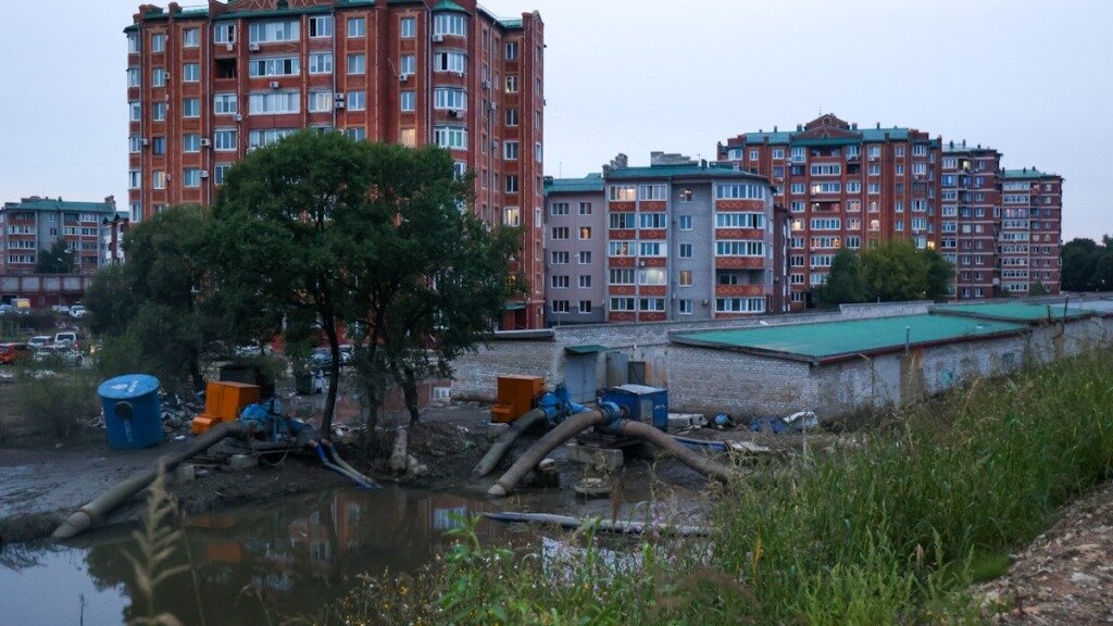     Глава Приморья Олег Кожемяко проинспектировал ход строительства дамбы в районе «Семи ветров». Также он ответил на вопросы, волнующие местных жителей.