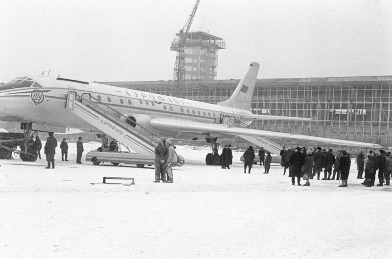Отправка первого рейса, 25.03.1964 г. На заднем плане видно недостроенное здание аэровокзала. 
