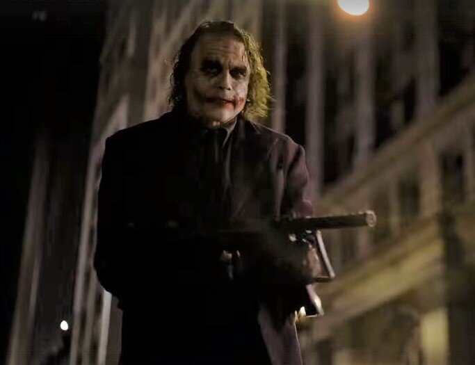 Джокер с пистолетом-пулеметом Смит-Вессон М76 (кадр из фильма Темный рыцарь (2008).