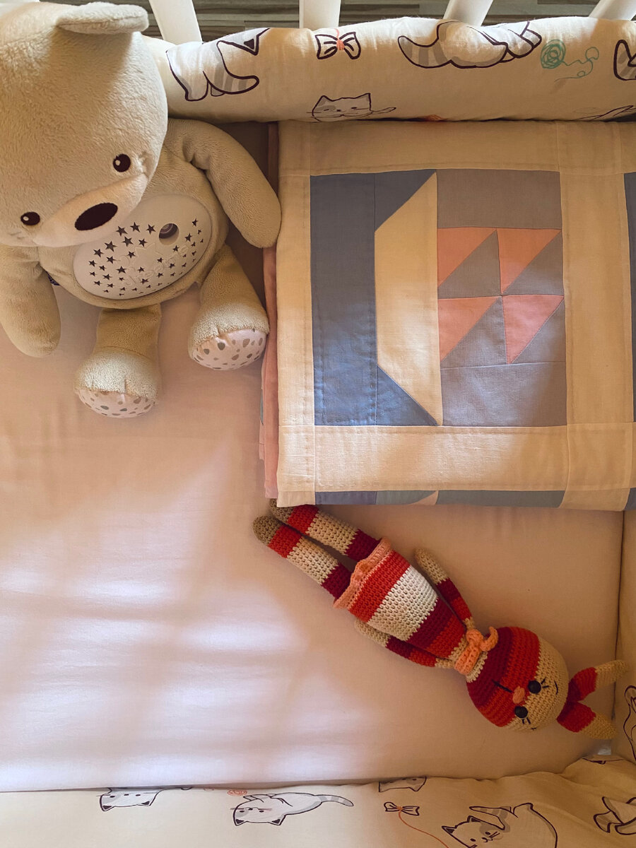 В кроватке дочку ждут любимые игрушки 🧸 