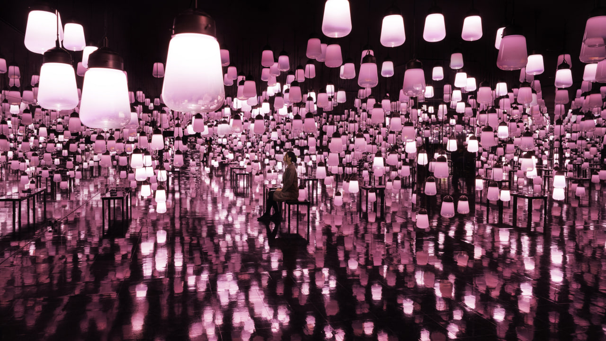 "Лес и спираль резонирующих ламп", teamLab