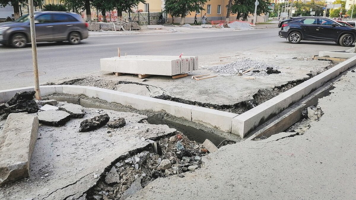     Сейчас администрация Владивостока ищет подрядчика для ремонта дороги на Уткинской. В частности, специалисты займутся участком между домов 10 и 14.