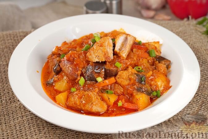 свинина, картофель, баклажаны, перец болгарский красный, лук репчатый, морковь, чеснок, томатная паста, сметана, масло растительное, соль, перец чёрный молотый, травы пряные