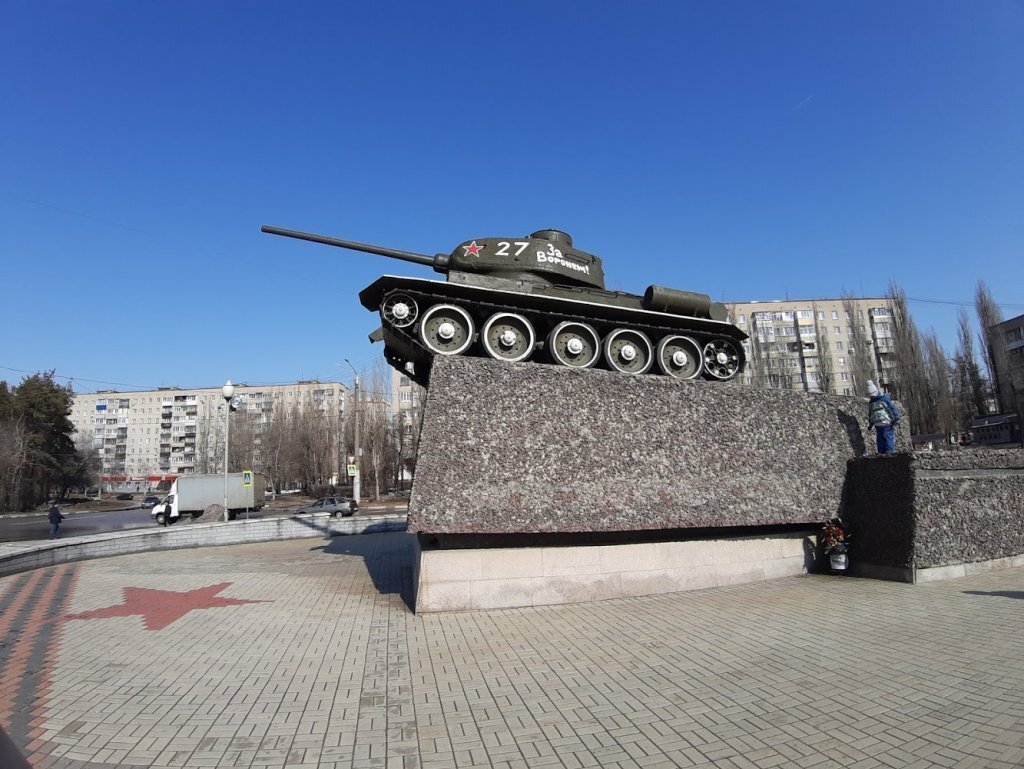 Памятники т. Памятник танку т-34 в Воронеже. Памятник танкистам Воронеж. Памятник т34 Воронежская область. Воронеж танк в Юго Западном.