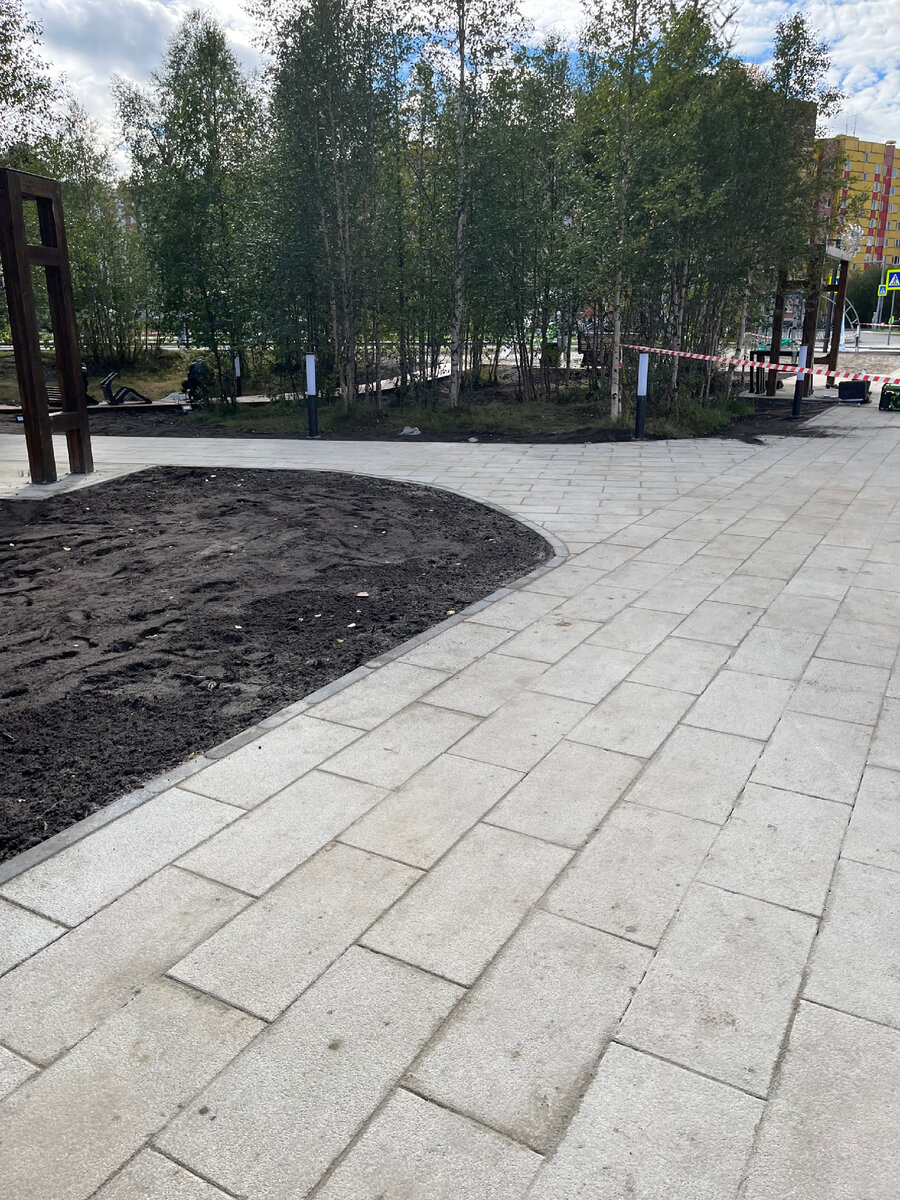 Возле нашего дома сделали небольшой , но очень симпатичный сквер. 