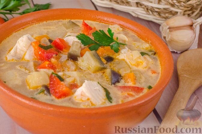 куриное филе, баклажан, помидоры, картофель, перец болгарский, морковь, лук репчатый, сметана, чеснок, зелень петрушки, масло растительное, соль, перец чёрный молотый