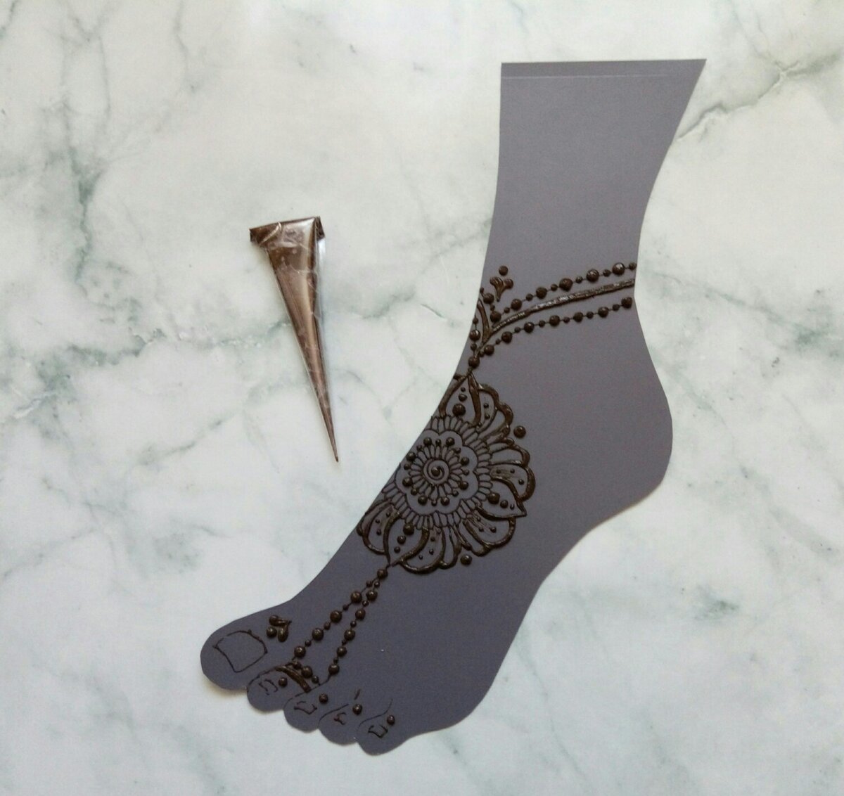 Имитация украшений на ногах