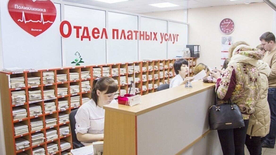     Рынок платных медицинских услуг в России растет каждый год. Если в 2018 году, по данным Росстата, его объем составлял 774 миллиарда рублей, то к 2022 году он вырос до 1,22 триллиона рублей. Тем временем, цены в частных клиниках порой достигают уже астрономических значений. Кто регулирует этот рынок?