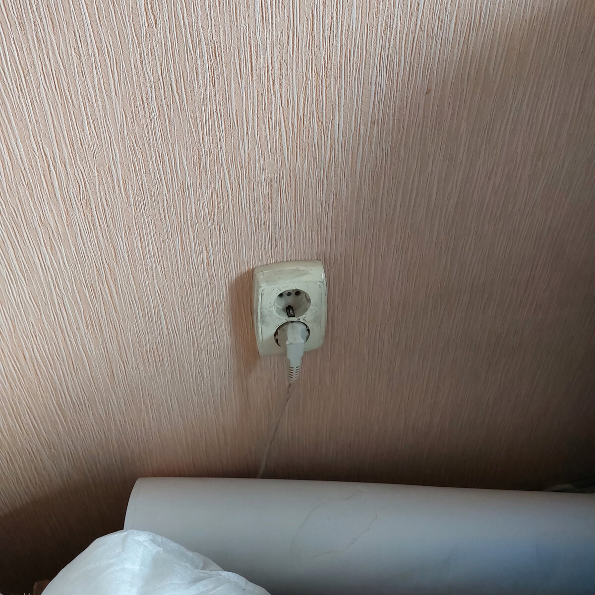 Вот розетка. К сожалению они у нас сделаны давно и не по евростандарту. А эту, кстати, еще и отмыть нужно. Клеим к ней всё подряд.