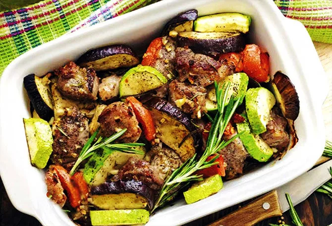 Баклажаны с мясом. Баклажаны с мясом. Тушеные баклажаны с мясом. Мясо с баклажанами. Свинина с баклажанами.