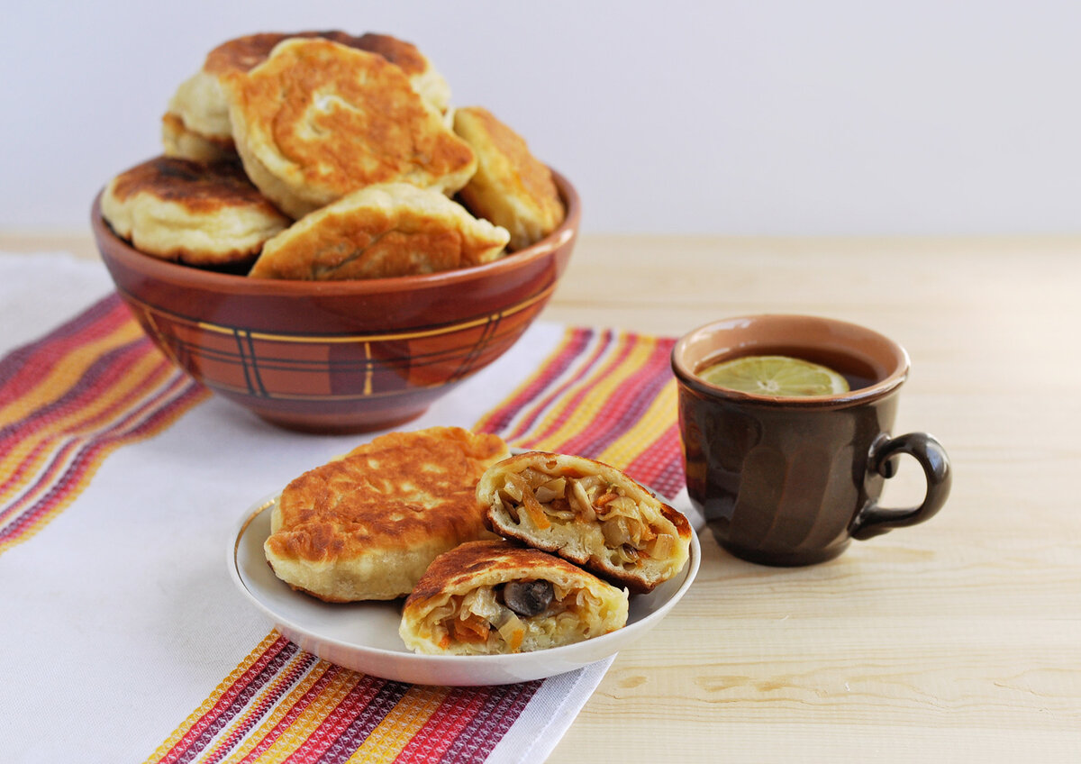 Пирожки с капустой и грибами. Пирожки из ржаного дрожжевого теста. Пирожки ржаные на кефире. Пирожки печеные с чечевицей.